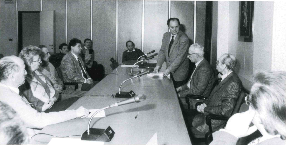 Nella foto sono ritratti i presenti al Consiglio Direttivo del 14 dicembre 1993